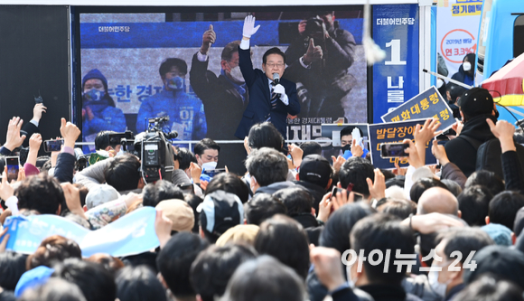 이재명 더불어민주당 대선 후보가 8일 오후 경기도 고양시 일산시장 앞에서 열린 '고양시를 위해! 고양시민을 위해!' 고양 유세에서 지지를 호소하고 있다. [사진=김성진 기자]