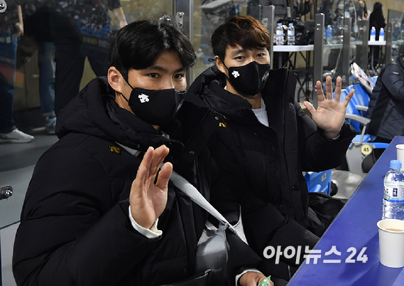 4일 오후 서울 잠실야구장에서 '2021 신한은행 SOL KBO리그' LG 트윈스와 두산 베어스의 준플레이오프 1차전이 진행됐다. LG 오지환과 이상호가 관중석에 앉아 관중들을 향해 인사를 하고 있다.