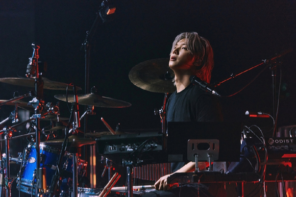 씨엔블루 정용화가 2026 CNBLUE LIVE WORLD TOUR '3LOGY' IN OCEANIA(2026 씨엔블루 라이브 월드 투어 '쓰릴로지' 인 오세아니아) 공연에서 팬들을 만나고 있다. [사진=FNC엔터테인먼트]