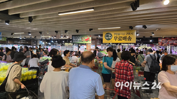 23일 서울 서초구 이랜드킴스클럽 강남점이 오픈 10여분 만에 소비자들로 북적이고 있다. [사진=진광찬 기자]