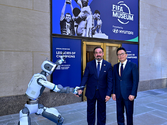 FIFA 뮤지엄 개관식이 열린 야외 광장서 아틀라스와 기념 사진을 촬영하는 FIFA 뮤지엄 마르코 파초네 관장(왼쪽)과 현대차 브랜드마케팅본부장 지성원 부사장 [사진=현대차]