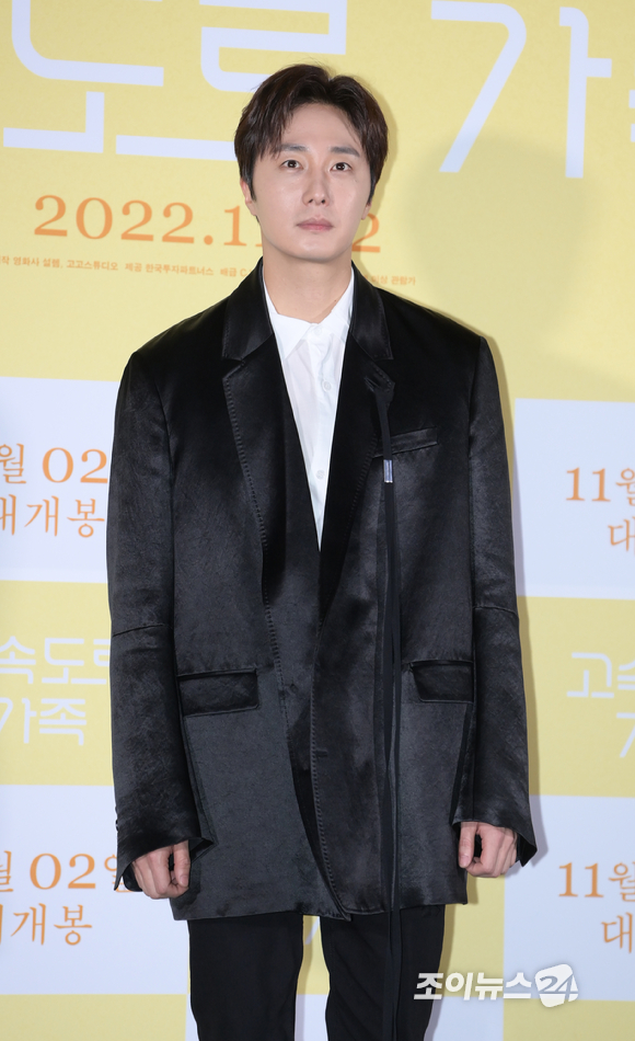 배우 정일우가 26일 오후 서울 CGV 용산아이파크몰에서 열린 영화 '고속도로 가족'(감독 이상문) 언론시사회에 참석해 포토타임을 갖고 있다. [사진=정소희 기자]