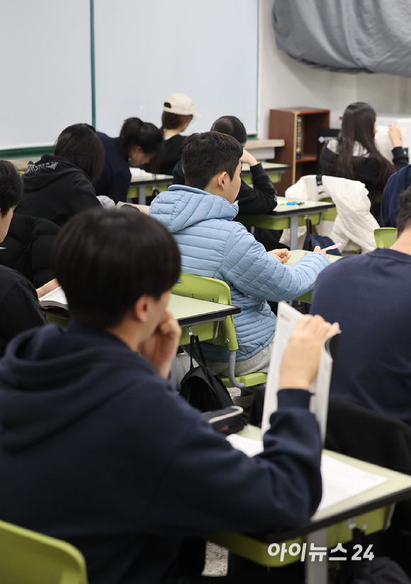 2026년 3월 전국연합학력평가가 실시된 24일 오전 서울 금천구 금천고등학교에서 학생들이 시험을 준비하고 있다. [사진=사진공동취재단]