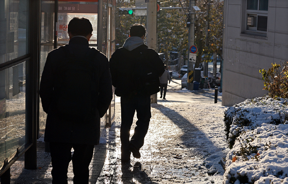 폭설 후 한파로 도로 곳곳이 얼어붙은 5일 서울 보광동 인근에서 시민이 빙판길을 조심히 걷고 있다. 2025.12.5 [사진=연합뉴스]