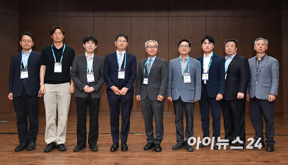 '제6회 아이뉴스24 금융정책포럼'이 '디지털자산기본법 이후, 한국 가상자산 시장의 새로운 질서'를 주제로 18일 서울 중구 은행회관 국제회의실에서 열렸다. (왼쪽부터)장보성 자본시장연구원 거시금융실장-백상수 아이오트러스트 대표-조재우 한성대학교 사회과학부 부교수(한성대블록체인연구소장)-최우영 법무법인 광장 변호사(디지털금융팀 공동팀장)-박동석 아이뉴스24 사업부문 사장-박광우 KAIST 금융전문대학원 교수-김병희 신한은행 AX디지털솔루션부 디지털자산Cell장-김기석 비트플래닛 부대표-엄판도 아이뉴스24 편집부문 사장이 기념촬영을 하고 있다. [사진=곽영래 기자]