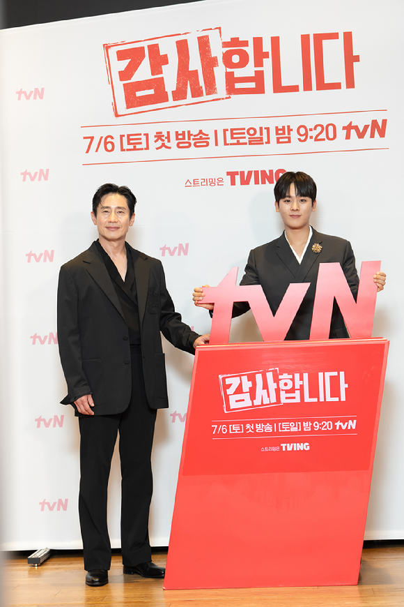 tvN 토일드라마 '감사합니다' 제작발표회에 참석한 배우 신하균, 이정하 [사진=tvN ]