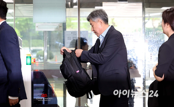 12&middot;3 비상계엄에 가담한 혐의를 받는 김종욱 전 해양경찰청장이 3일 서울 서초구 서울중앙지방법원에서 열린 구속 전 피의자 심문(영장실질심사)에 출석하고 있다. [사진=사진공동취재단 ]