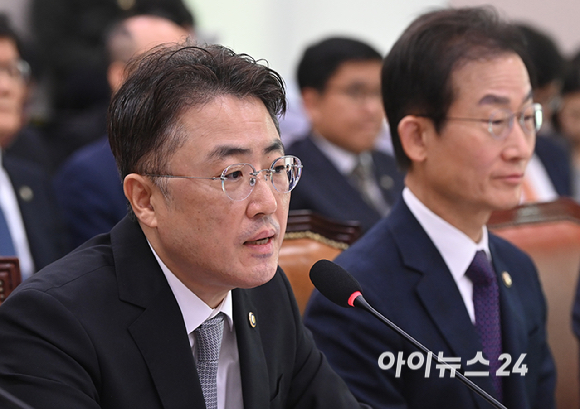 이진수 법무부 차관이 26일 서울 여의도 국회에서 열린 법제사법위원회의 법무부 등에 대한 종합감사에서 의원 질의에 답변하고 있다. [사진=곽영래 기자]