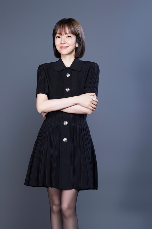 배우 임수정이 '파인:촌뜨기들' 인터뷰를 앞두고 사진 촬영을 하고 있다. [사진=월트디즈니 컴퍼니 코리아]