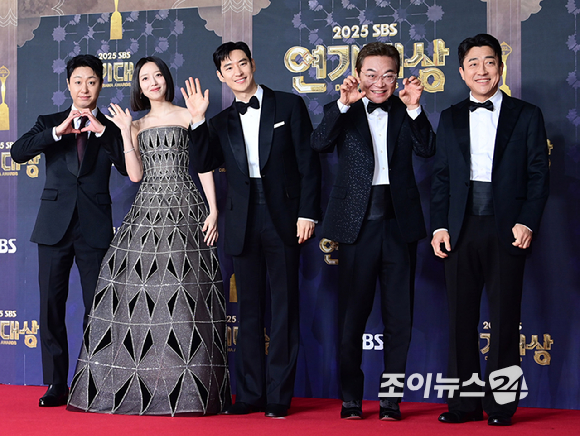 '모범택시3' 배우 배유람-표예진-이제훈-김의성-장혁진이 31일 오후 서울 마포구 상암동 SBS 프리즘타워에서 열린&nbsp;2025 SBS 연기대상&nbsp;레드카펫 행사에 참석하고 있다. [사진=정소희 기자]