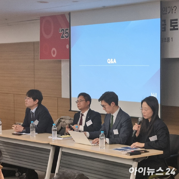 25일 오후 서울 양재 aT센터에서 열린 '현실화된 차액가맹금 사태, 어떻게 대처할 것인가?' 토론회에서 법무법인 태평양 변호사들이 가맹본부 관계자들의 질문에 답하고 있다. [사진=전다윗 기자]