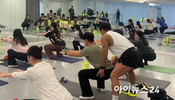 21일 서울 강남구의 한 연습실에서 열린 CJ올리브영 '올리브 클래스'에서 보디빌더 겸 방송인 마선호의 일일 퍼스널 트레이닝이 진행되고 있다. [사진=진광찬 기자]