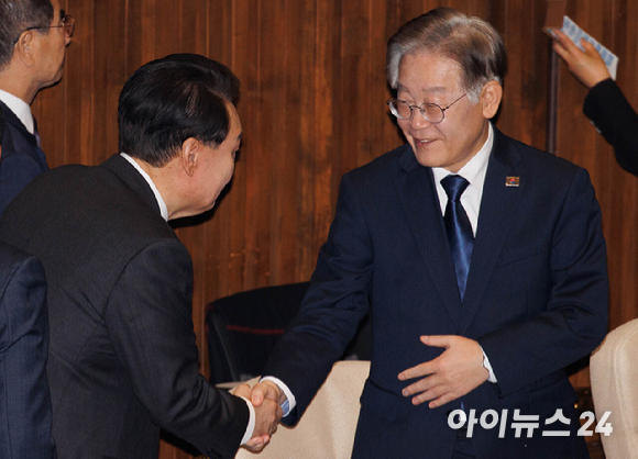 윤석열 대통령이 31일 국회 시정연설을 위해 본회의장에 들어서며 이재명 더불어민주당 대표와 인사를 나누고 있다. [사진=곽영래 기자]