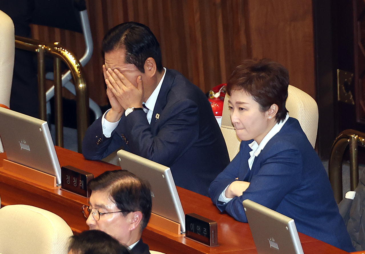 더불어민주당 정청래 대표(왼쪽)와 이언주 최고위원이 2일 국회 본회의장에서 열린 제432회 국회(임시회) 개회식에 나란히 자리하고 있다. 2026.2.2 [사진=연합뉴스]