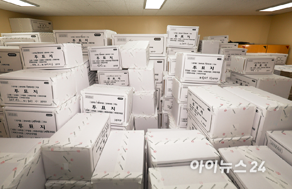 6&middot;3 지방선거 투표용지 부족 사태를 조사 중인 윤상현 국회 국정조사특별위원회 위원장을 비롯한 위원들이 서울 송파구 올림픽공원 내 개표소 찾은 2일 개표소 내부에 투표용지 보관박스가 쌓여 있다. [사진=국회사진기자단 ]
