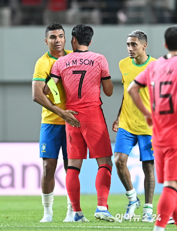 2일 오후 서울월드컵경기장에서 열린 2002 한일월드컵 20주년 기념 대한민국과 브라질의 친선경기가 열렸다. 한국 손흥민이 1-5로 패배한 후 브라질 카세미루와 인사하고 있다. [사진=김성진 기자]