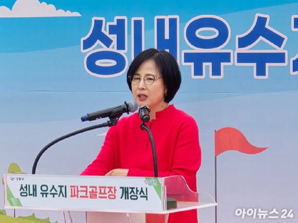 이수희 강동구청장이 30일 성내유수지 파크골프장에서 열린 개장식에서 참석자들과 함께 테이프 커팅을 하고 있다. [사진=강동구]