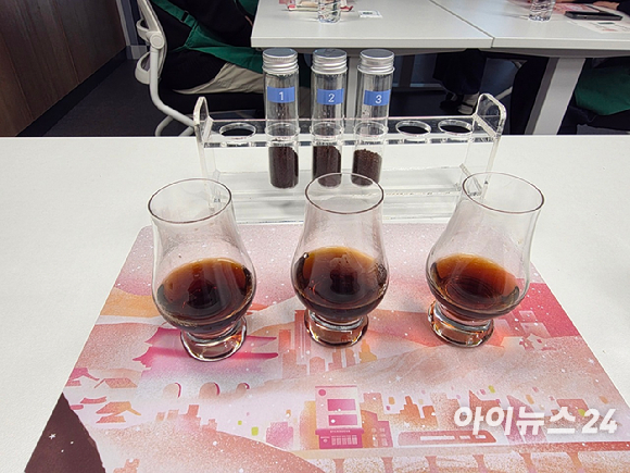 김윤하 스타벅스 21대 커피대사가 28일 서울 스타벅스 아카데미센터에서 열린 기자 간담회에서 '별빛 블렌드'를 소개하고 있다. [사진=전다윗 기자]