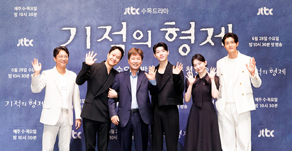 '기적의 형제' 제작발표회에 참석한 배우 오만석, 정우, 박찬홍 PD, 배현성, 박유림, 이기우. [사진=JTBC]