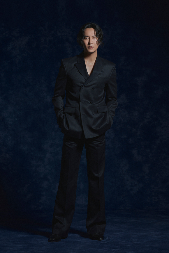 배우 김남길이 넷플릭스 시리즈 '트리거' 인터뷰에 앞서 포즈를 취하고 있다. [사진=넷플릭스]