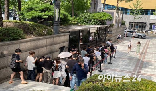 지난 18일 오전 중국인 관광객들이 서울 중구 신세계면세점 앞에서 매장 개장을 기다리고 있다. [사진=유범열 수습기자]