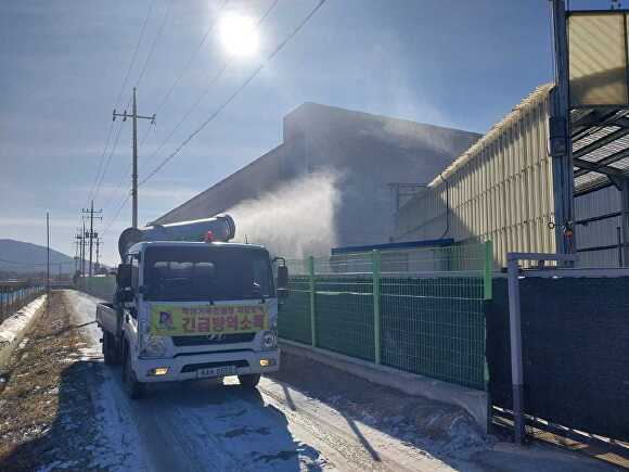 지난 8일 안성시에서 악성가축전염병 차단방역을 위해 긴급방역소독을 하고 있다. [사진=안성시]