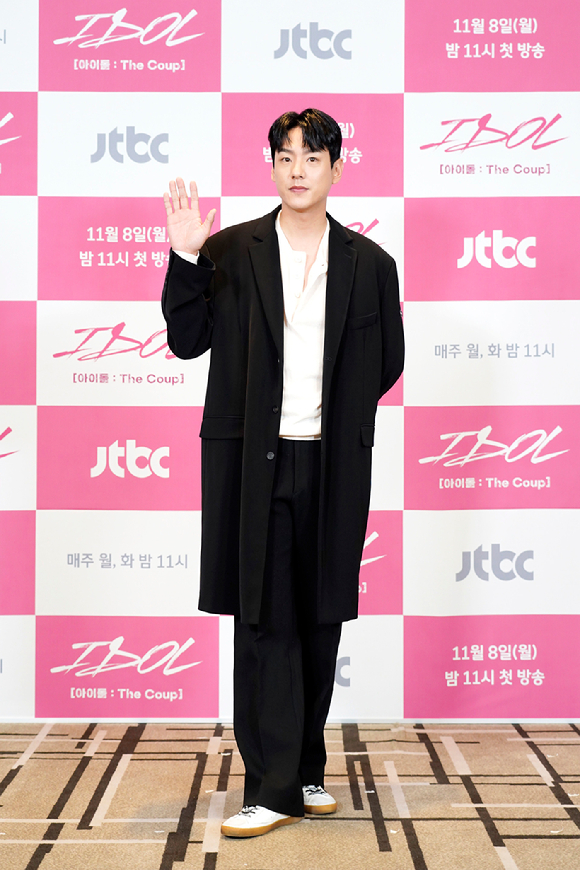 배우 곽시양이 8일 온라인으로 진행된 JTBC 새 월화드라마 'IDOL [아이돌 : The Coup]' 제작발표회에 참석해 포즈를 취하고 있다. [사진=JTBC]