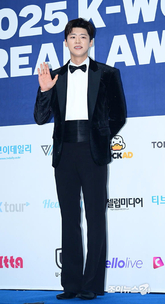 가수 박지현이 21일 오후 서울 잠실실내체육관에서 열린 '2025 케이 월드 드림 어워즈'(2025 K WORLD DREAM AWARDS)에 블루카펫 행사에 참석하고 있다. [사진=정소희 기자]