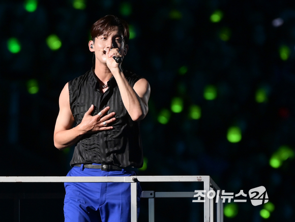 동방신기 최강창민이 20일 오후 경기 수원월드컵경기장에서 진행된 '에스엠타운 라이브 2022 : 에스엠씨유 익스프레스 @휴먼 시티_수원'(SMTOWN LIVE 2022 : SMCU EXPRESS @HUMAN CITY_SUWON) 콘서트에서 무대를 마치고 울고 있다. [사진=정소희 기자]
