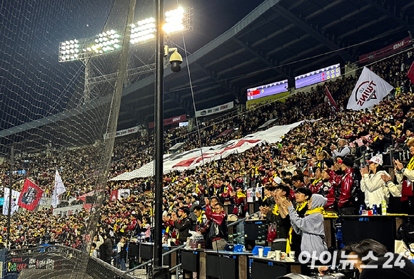 8일 오후 서울 잠실야구장에서 열린 '2023 프로야구 KBO리그' 포스트시즌 한국시리즈 2차전 LG 트윈스와 kt 위즈의 경기에서 야구팬들이 열띈 응원을 하고 있다. 한국야구위원회(KBO)는 잠실야구장 2만3천750석이 이날 오후 1시 30분에 전석 매진됐다고 밝혔다. [사진=정소희 기자]