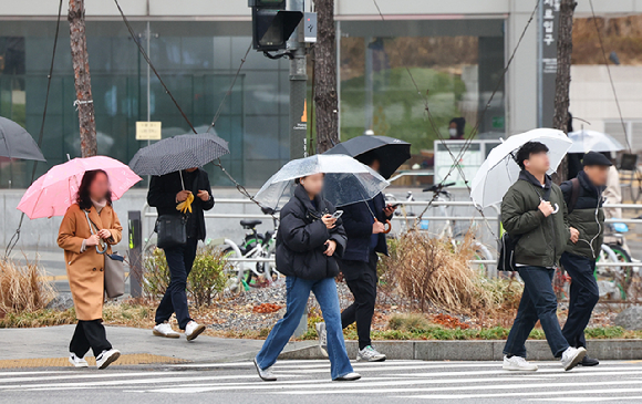월요일인 15일은 전국 대부분 지역에 비가 내리겠다. 지난 12일 오전 서울 중구 을지로에서 우산을 쓴 시민들이 발걸음을 옮기고 있다. [사진=뉴시스]