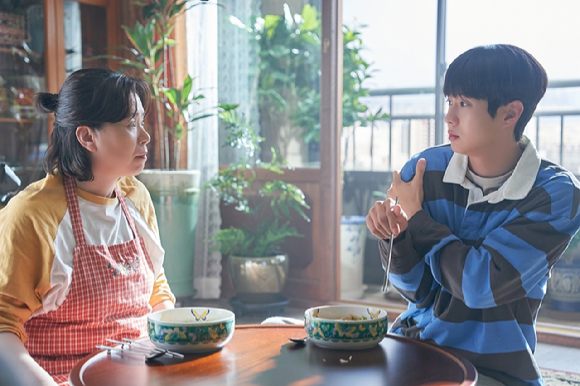 배우 장혜진이 영화 '넘버원' 인터뷰에 앞서 포즈를 취하고 있다. [사진=㈜바이포엠스튜디오]