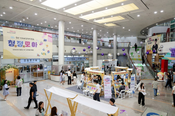 서울 도봉구가 '2025년 미취업 청년 어학&middot;자격증 시험 응시료 지원사업'을 최근 성공적으로 마무리했다. 사진은 지난달 열린 '도봉구 청년 진로, 정책 박람회'에서 청년들이 부스 등을 둘러보고 있는 모습. [사진=도봉구청]
