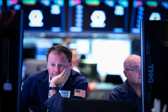 28일(현지시간) 미국 뉴욕증권거래소(NYSE) 트레이더들이 업무를 보고 있다. [사진=REUTERS/연합뉴스]