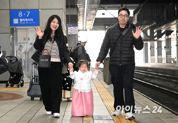 설 연휴를 앞둔 13일 오전 서울 용산역을 찾은 한 가족이 고향으로 향하는 기차를 탑승하기 위해 이동하고 있다. [사진=곽영래 기자]