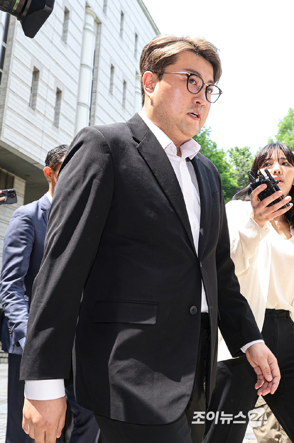 음주 뺑소니 혐의를 받는 가수 김호중이 영장실질심사(구속 전 피의자심문)를 받기 위해 24일 오전 서울 서초구 서울중앙지방법원에 출석하고 있다. [사진=곽영래 기자]