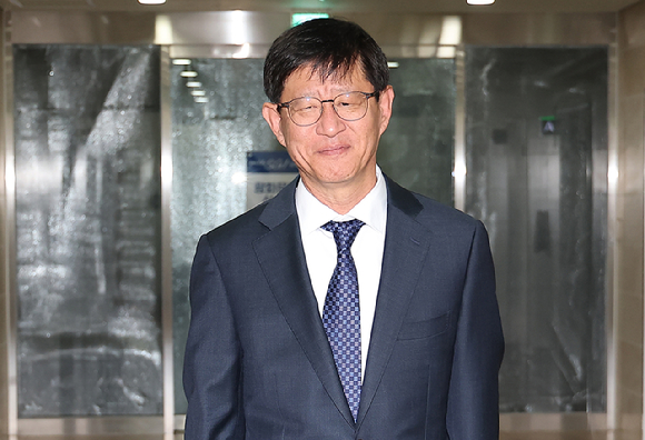 국회 법제사법위원회가 22일 전체회의를 열어 최길수 특별감찰관 후보자 인사청문 경과 보고서를 채택한다.최 후보자가 이날 서울 종로구 특별감찰관 사무실로 들어서고 있다. 2026.10.22 [사진=연합뉴스]