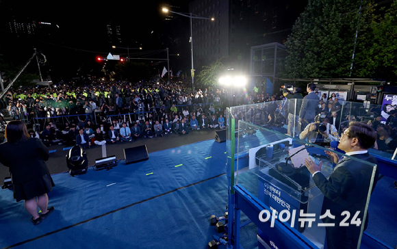 이재명 제 21대 대통령 당선인이 4일 오전 국회 앞에 설치된 축하 무대에서 연설을 하고 있다. [사진=곽영래 기자]