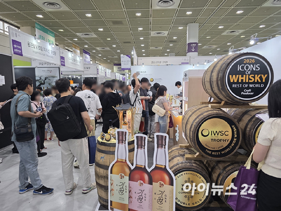 18일 서울 삼성동 코엑스에서 열린 '2026 서울국제주류&와인박람회'에서 관람객들이 주류 시음을 위해 줄을 서 있다. [사진=구서윤 기자]