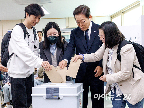 이재명 더불어민주당 후보가 29일 서울 서대문구 신촌동 주민센터 투표소에서 청년들과 함께 제 21대 대통령선거 사전투표를 하고 있다. [사진=곽영래 기자]