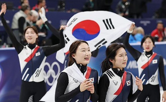 쇼트트랙 여자 대표팀의 김길리가 19일 2026 밀라노&middot;코르티나 동계올림픽 여자 계주 3000m 결승에서 마지막 주자로 나서 역전우승을 만들어낸 뒤 포효하고 있다. [사진=AFP/연합뉴스]