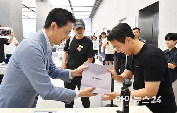 4일 오전 서울 삼성 강남에서 진행한 갤럭시 Z 폴드8, 폴드8 울트라, 플립8 개통행사에서 1호 고객 김세환 씨가 기념촬영을 하고 있다. [사진=곽영래 기자]