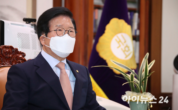 박병석 국회의장이 22일 서울 여의도 국회의장실에서 '검수완박'(검찰 수사권 완전 박탈) 법안 관련 중재안을 여야 원내대표에게 전달하고 "양당 의원총회에서 의장 중재안을 수용해줄 것을 강력히 요구한다"라는 입장문을 발표하고 있다. [사진=김성진 기자]