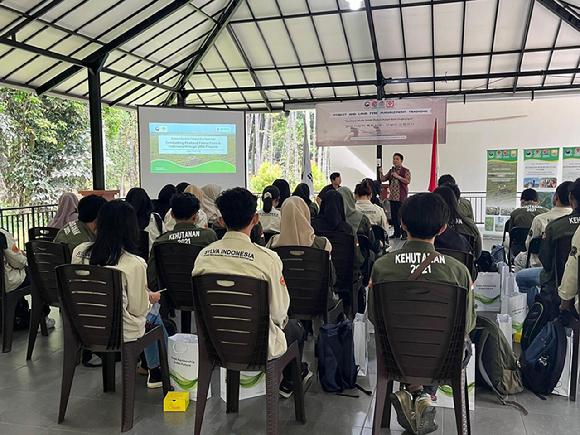 산림청은 국제협력사업 중 하나로 인도네시아 끄날리 이탄지교육센터에서 산불 예방 및 진화 교육을 진행했다. [사진=산림청]