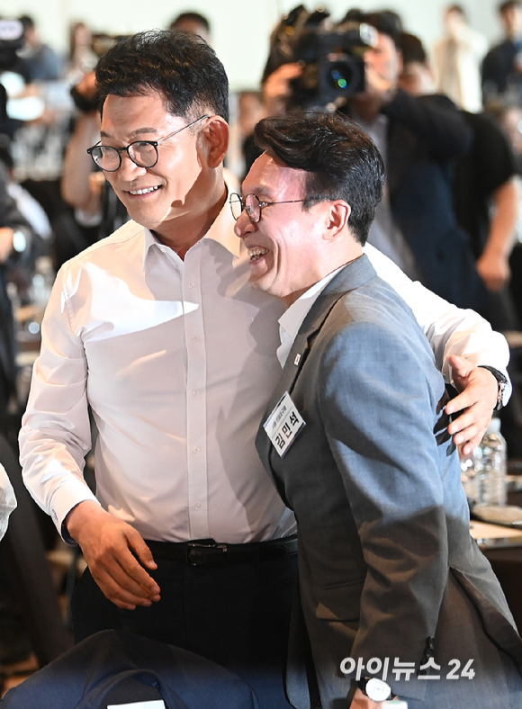 김민석 전 국무총리와 더불어민주당 송영길 의원이 3일 서울 용산구 한 호텔에서 열린 민주당 국회의원 워크숍에 참석해 인사하고 있다. [사진=곽영래 기자]