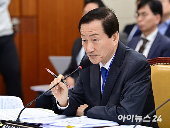 류희림 방송통신심의위원장이 국정감사에서 질의에 답변하고 있다. [사진=곽영래 기자]