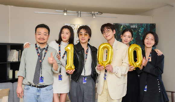 연상호 감독, 배우 전지현, 구교환, 지창욱, 신현빈, 김신록이 '군체' 100만 돌파 인증샷을 촬영 중이다. [사진=(주)쇼박스]