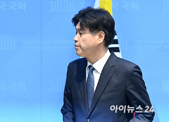 더불어민주당 전략공천 대상에서 제외된 김용 전 민주연구원 부원장이 28일 서울 여의도 국회 소통관에서 기자회견을 마친 뒤 회견장을 나서고 있다. [사진=곽영래 기자]