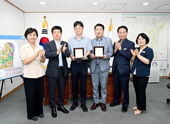 한국토지주택공사와 코오롱글로벌(주)이 경기도 파주시에서 감사패를 전달받은 후 기념 촬영을 하고 있다. [사진=파주시]