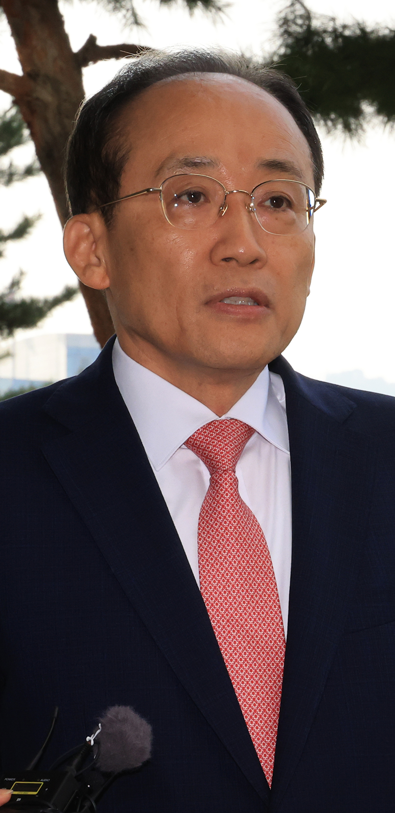 국민의힘 추경호 전 원내대표가 지난달 30일 서울 서초구 서울고검에 마련된 조은석 내란특별검사팀 사무실에 피의자 신분으로 출석하며 기자의 질문에 답하고 있다. 2025.10.30 [사진=연합뉴스]